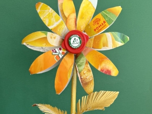 FLOR construída exclusivamente com embalagens da Tetra Pak da marca COMPAL, sendo visível o respetivo selo.