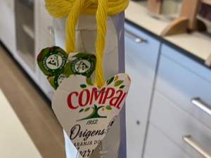 Pormenor da embalagem da Compal e respetivo selo da Tetra Pak.