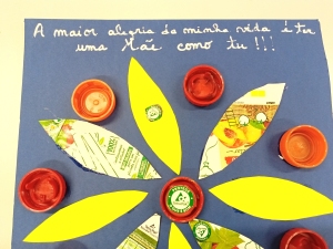 As pétalas foram feitas com embalagens da Compal e colocamos nelas e no centro o selo da Tetra Pak