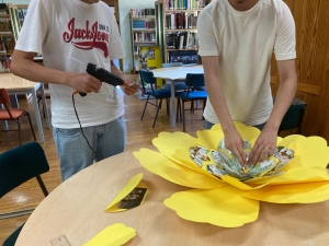 Colagem das pétalas e montagem da flor