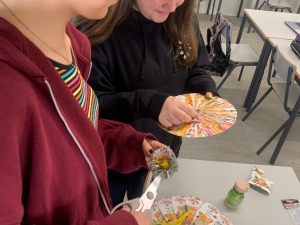 Alunos a cortar e a colar as embalagens.
