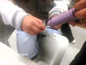 Processo de construção da flor. Colagem das partes.