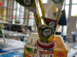 O símbolo da Tetra Pak foi utlizado como folha do caule das flores.