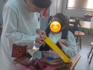 A colocar os detalhes em amarelo com papel que iria para reciclagem