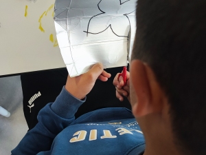 Desenho e recorte das pétalas.